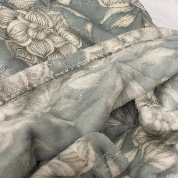 Emerson Lane TIANA Oversized 50” by 70” Throw. - Picture 6 of 6